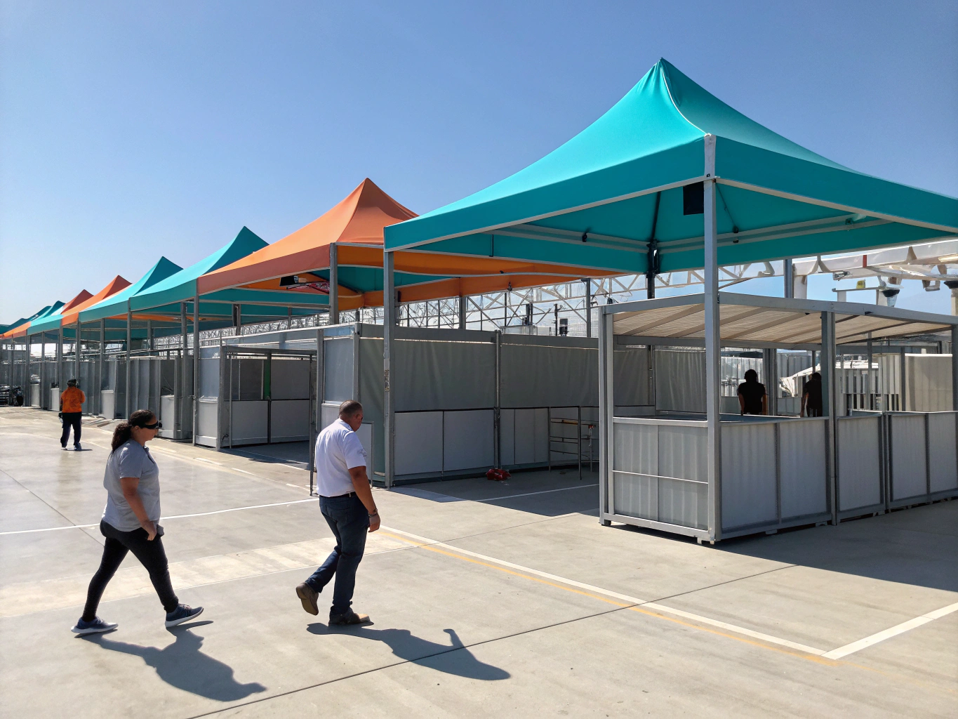 Clear-span modular aluminum structure tent for events and hospitality